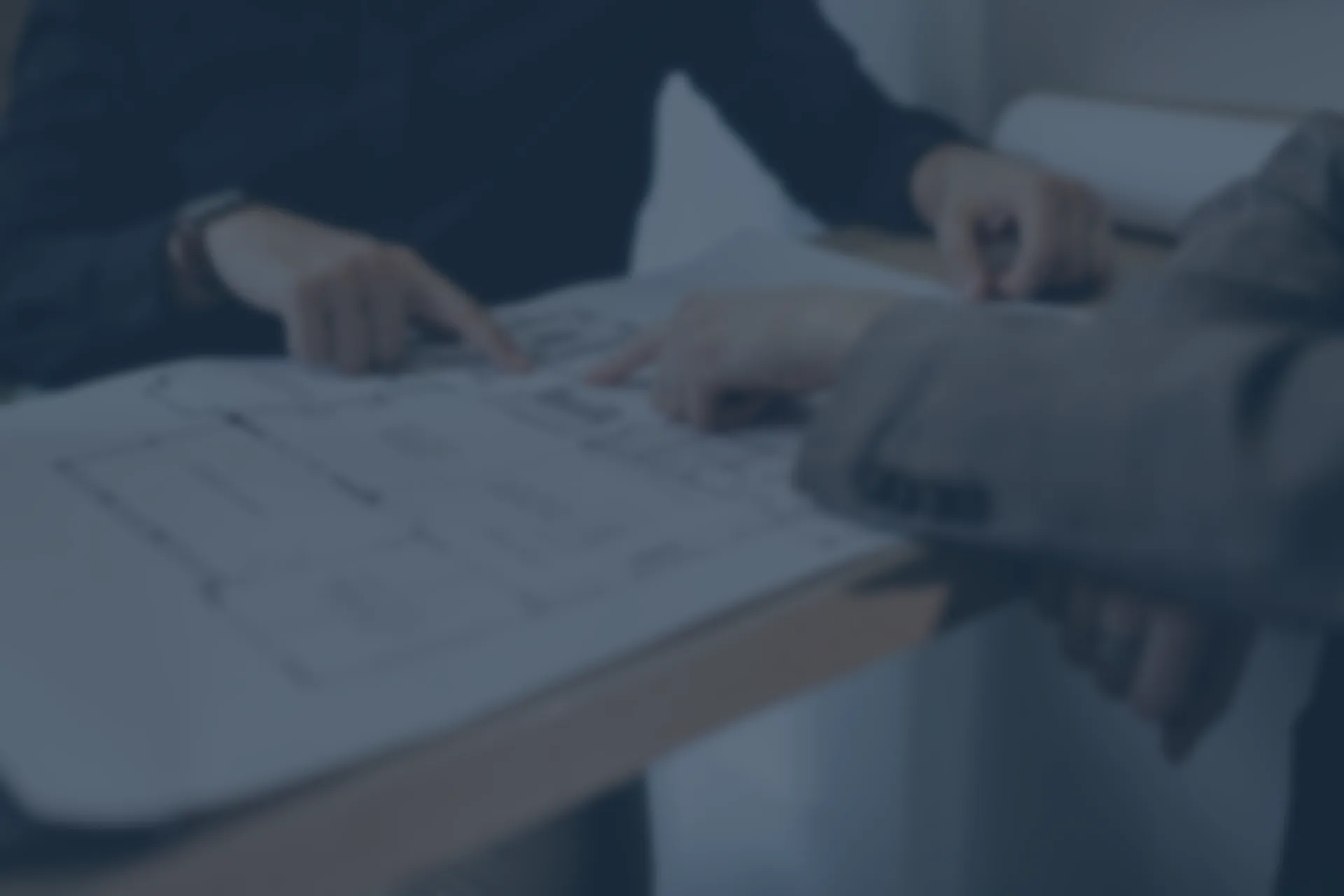 Riunione professionale su documenti e planimetrie
