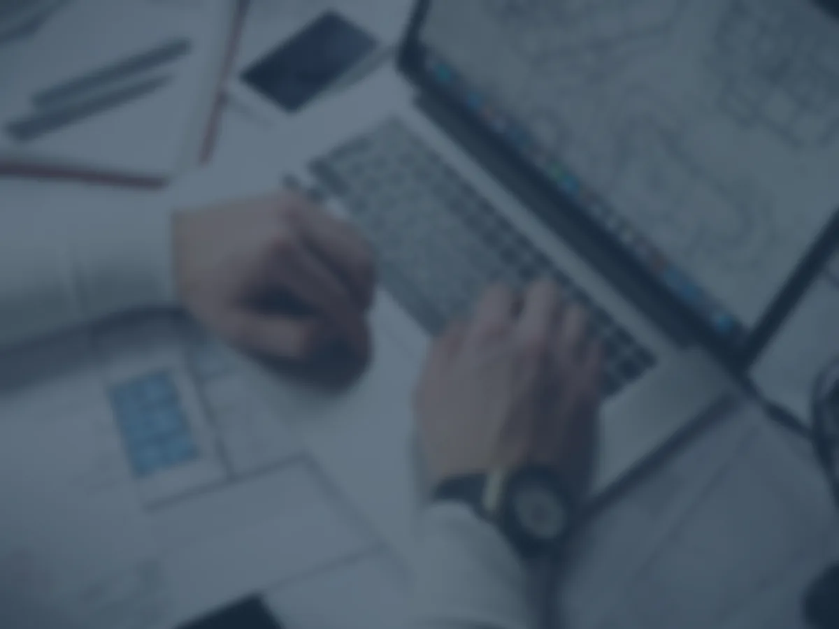 Documenti operativi e strumenti di organizzazione su un tavolo di lavoro